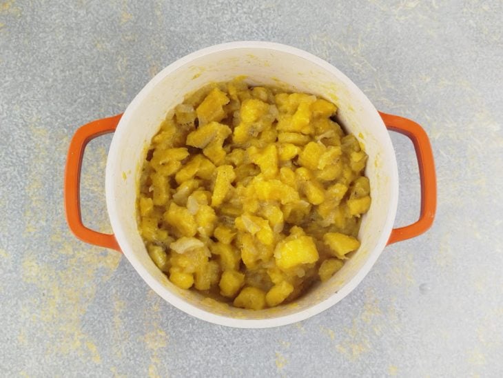 Mistura cozinhando com água até as bananas ficarem macias.