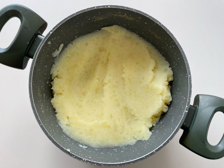Batata amassada adicionada na panela com a manteiga.