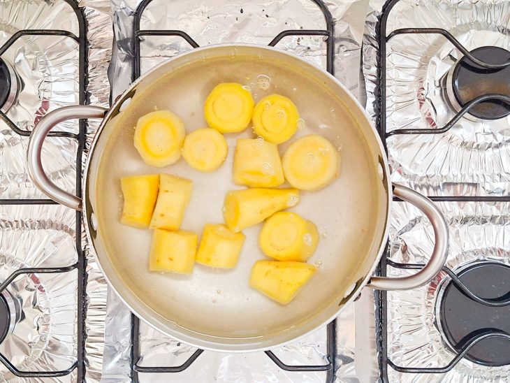 Batatas cozinhando na panela.