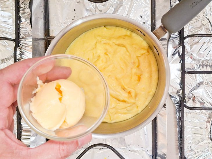 Manteiga sendo incorporada no purê.