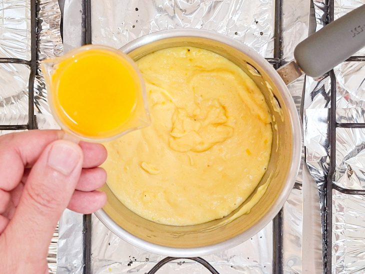 Suco de laranja sendo adicionado ao purê.