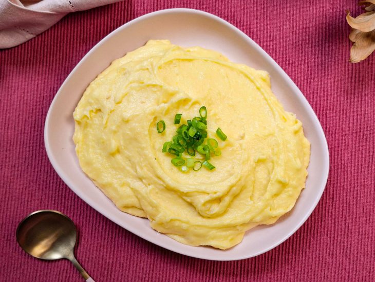 Purê pronto, decorado com cebolinha.