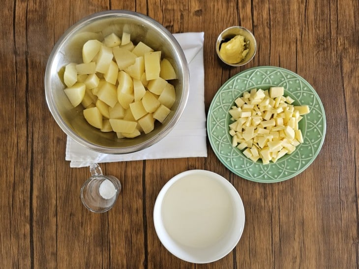 Uma bancada com os ingredientes separados.