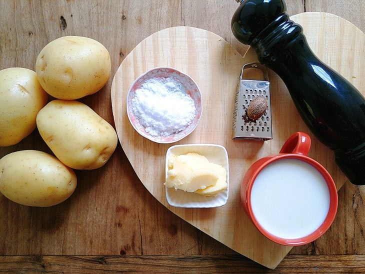 Ingredientes do purê de batata cremoso reunidos.