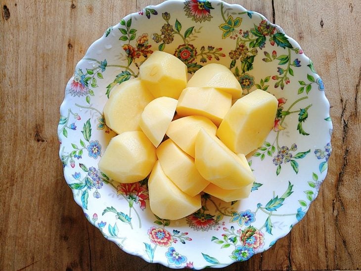 Recipiente com batatas sem casca e cortadas em rodelas.