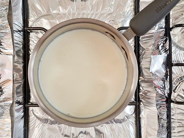 Leite esquentando numa panela.