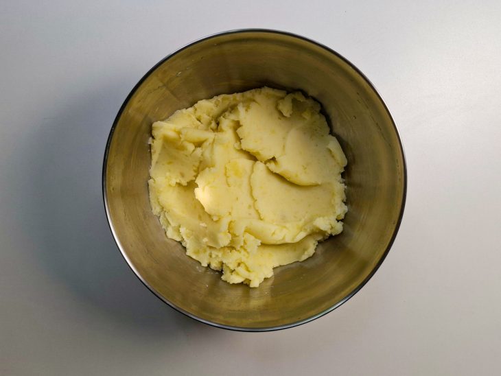Batata amassada numa tigela de inox redonda.