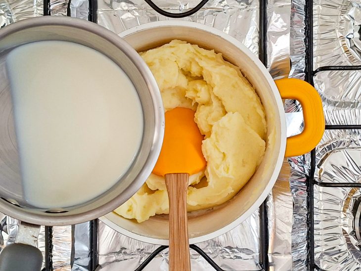 Leite para ser despejado na panela.