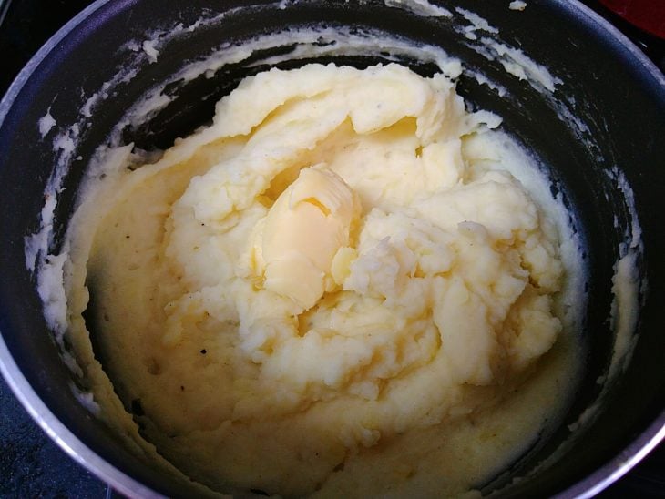 Manteiga adicionada ao purê na panela.