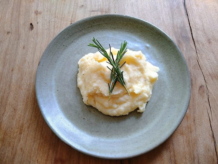 Prato com porção de purê de batata cremoso.