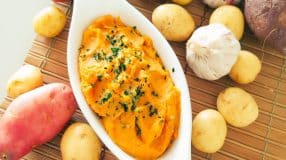 Purê de batata-doce com alho assado