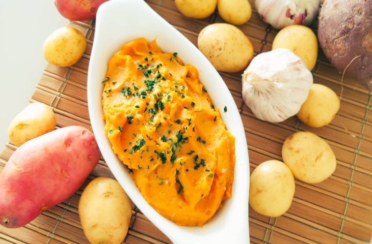 Purê de batata-doce com alho assado