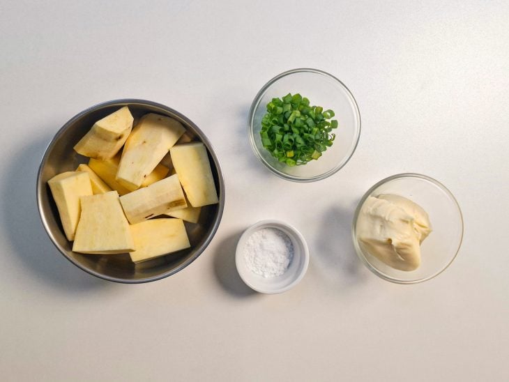 Ingredientes organizados sobre a bancada com batata-doce, cream cheese e cebolinha.