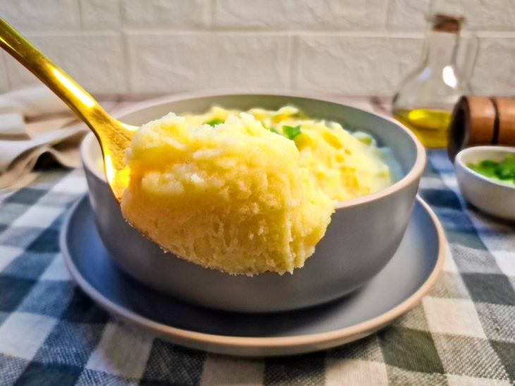 Purê de batata-doce com cream cheese servido.