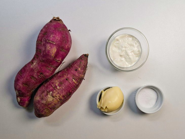 Ingredientes reunidos na bancada.