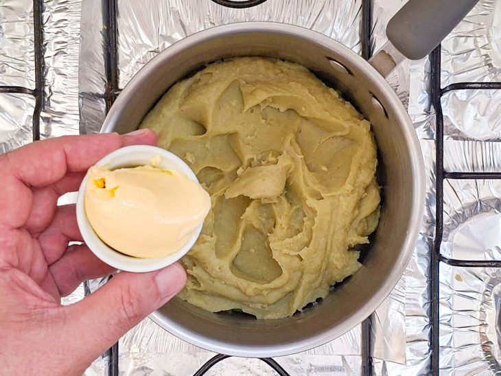 Manteiga adicionada ao purê.