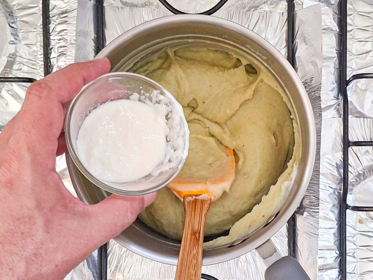 Creme de leite sendo adicionado ao purê.