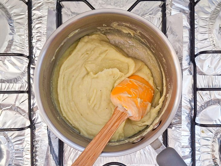 Espátula mostrando o ponto do purê.