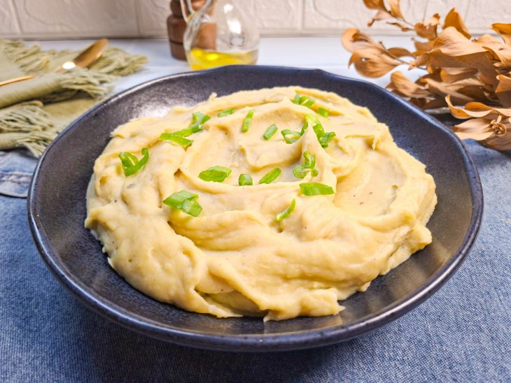 Purê pronto, servido em prato.