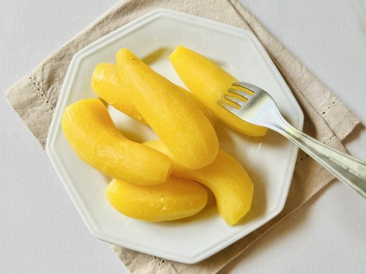 Mandioquinhas descascadas em um prato.