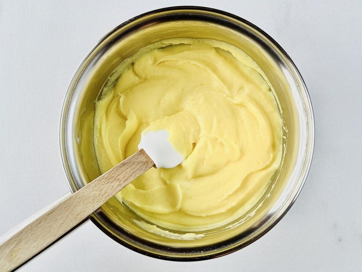 Manteiga e creme de leite adicionados na mandioquinha.