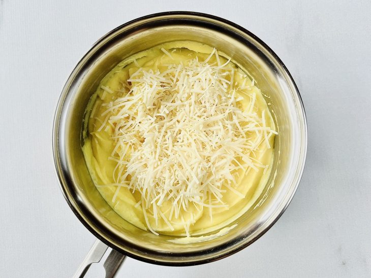 Parmesão ralado adicionado à mandioquinha.
