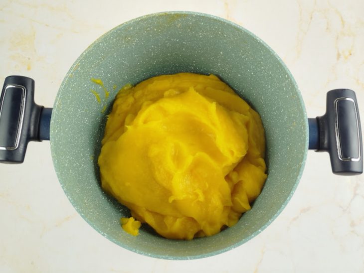 Mandioquinha passada por uma peneira.