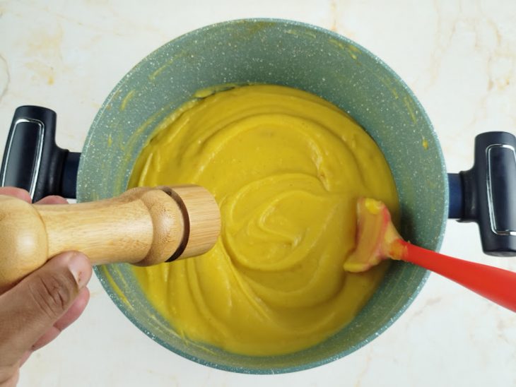 Sal e pimenta-do-reino adicionados na panela.