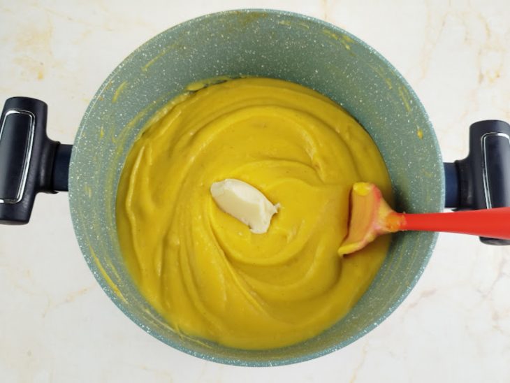 Manteiga gelada adicionada no purê.