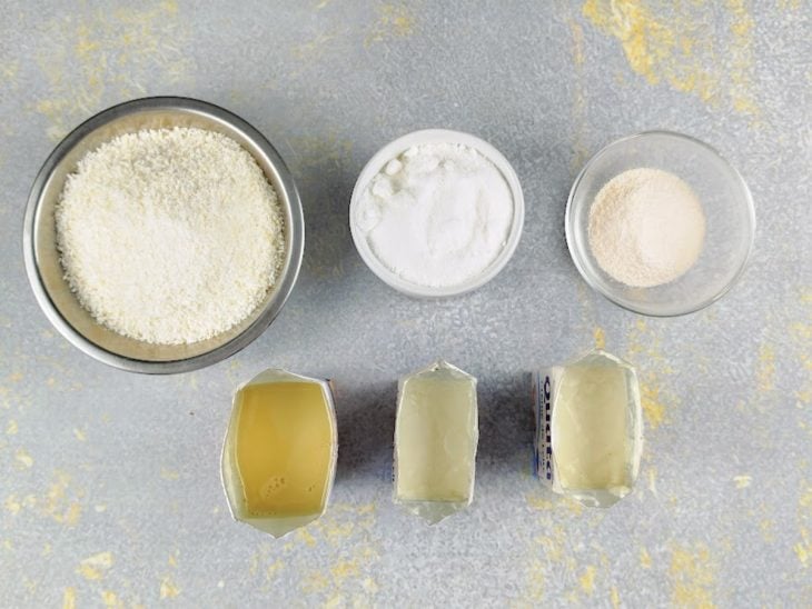 Ingredientes para a receita reunidos em uma bancada.