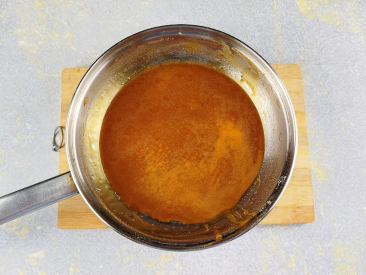 Caramelo em uma panela.
