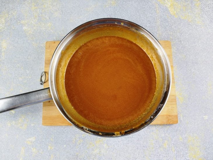 Creme de leite incorporado ao caramelo na panela.
