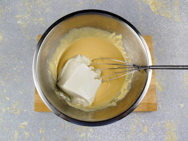 Creme de leite adicionado na tigela redonda.