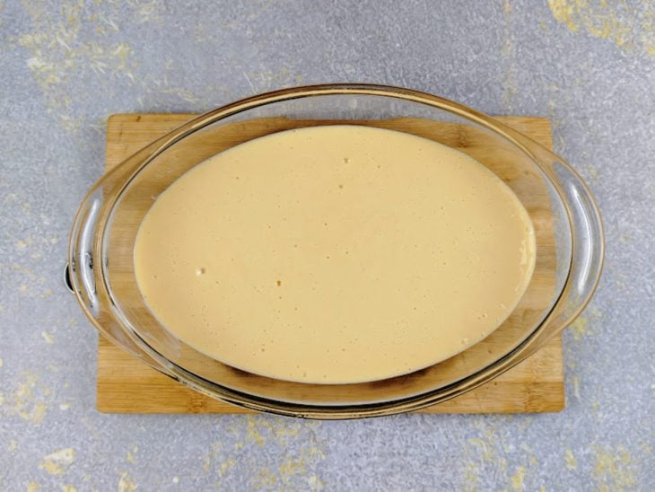 Creme despejado num refratário de vidro oval.