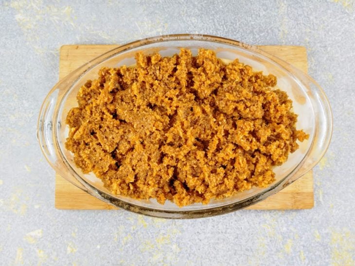 Quebra-queixo acomodado sobre o creme na tigela de vidro oval.