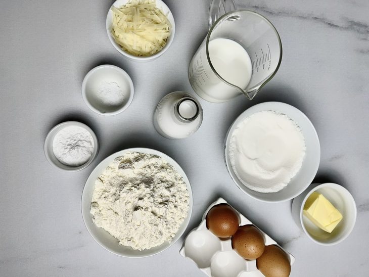 Ingredientes para a receita reunidos em uma bancada.