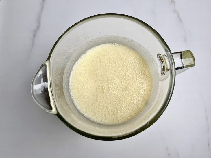 Copo do liquidificador com ingredientes batidos.