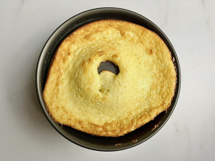 Queijadinha assada na forma.