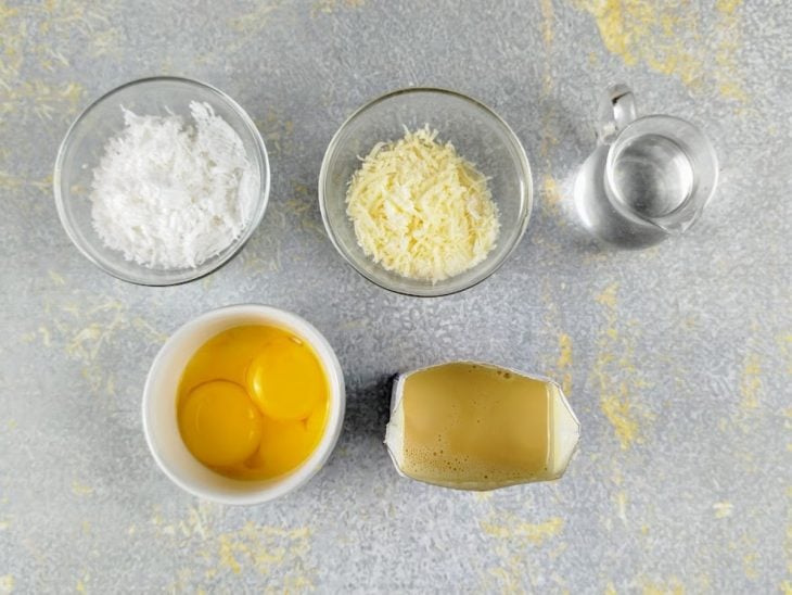 Ingredientes reunidos em uma bancada.