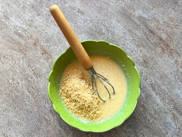Queijo parmesão adicionado a tigela.