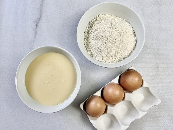 Ingredientes para a receita reunidos em uma superfície branca.