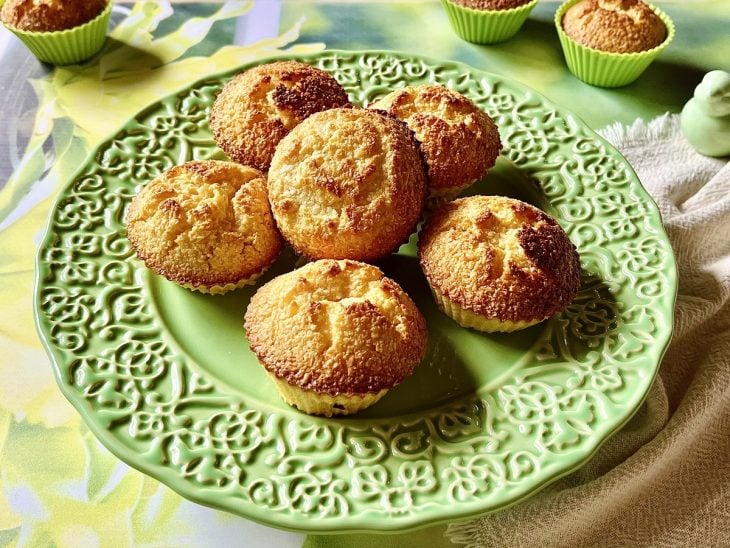 Queijadinhas sem queijo servidas em um prato redondo verde.
