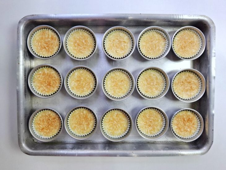 Queijadinhas assadas na forma.