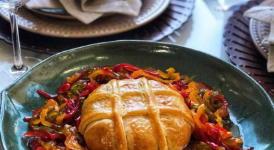 Queijo brie com massa folhada e geleia de pimentão