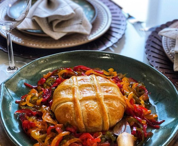 Queijo brie com massa folhada e geleia de pimentão