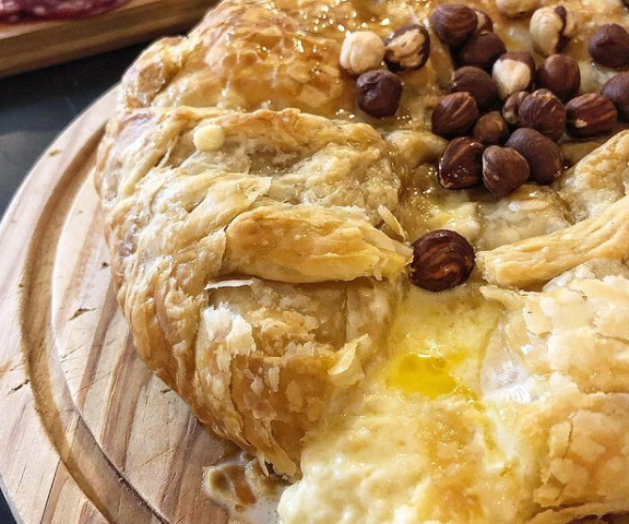 Queijo brie folhado com mel e avelãs