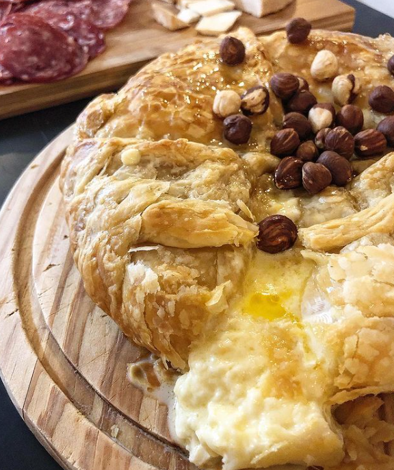 Queijo brie folhado com mel e avelãs