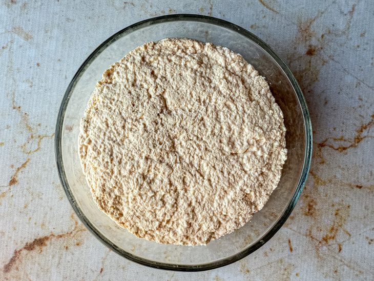 Queijo transferido para uma tigela.