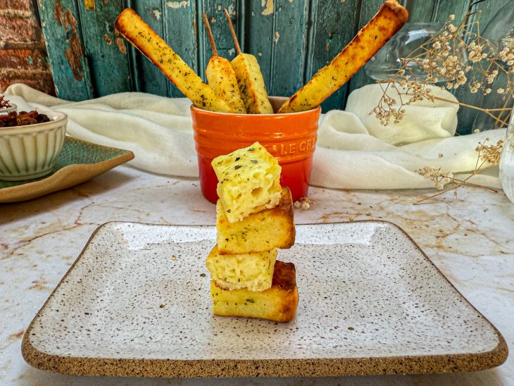 Queijo coalho na air fryer servido.