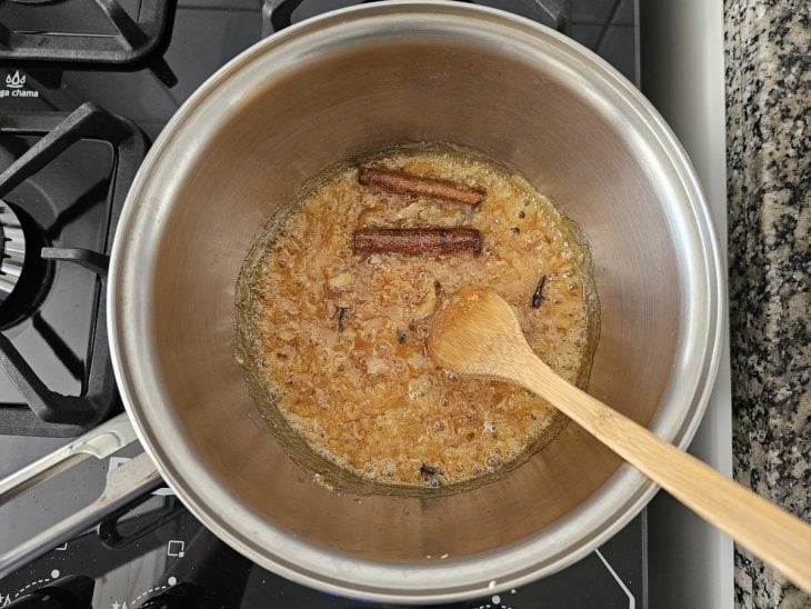 Panela com açúcar caramelizado e algumas especiarias.